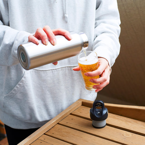 ビールや炭酸もOK!「“指3本”のワンタッチで開く水筒」